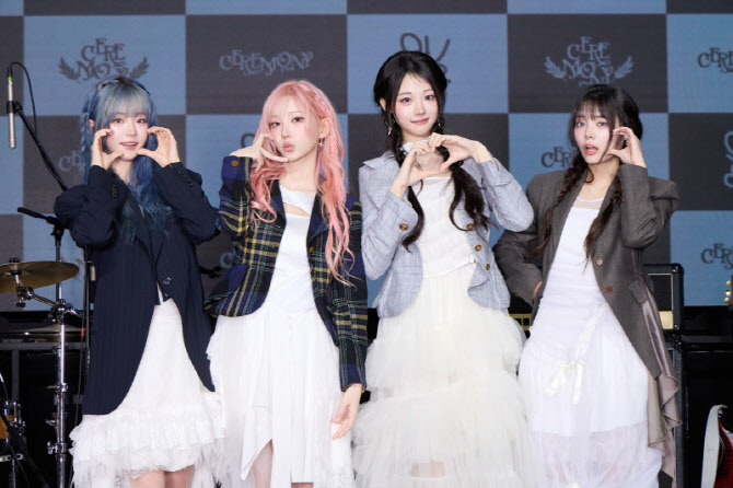 10개월 공백 깬 걸밴드...QWER "해외에서 내공 쌓고 돌아왔어요" - 뉴스 썸네일 이미지