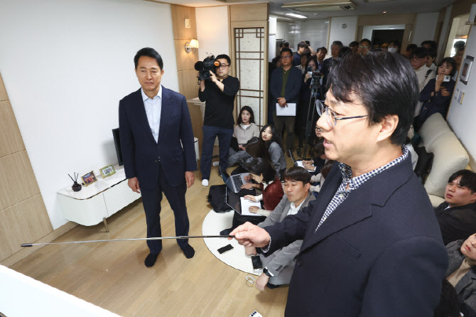 서울형 시니어주택 공급계획 설명 듣는 오세훈 서울시장                                                                                                                                              