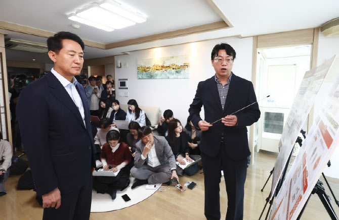서울형 시니어주택 공급 계획 설명  경청하는 오세훈 시장                                                                                                                                            