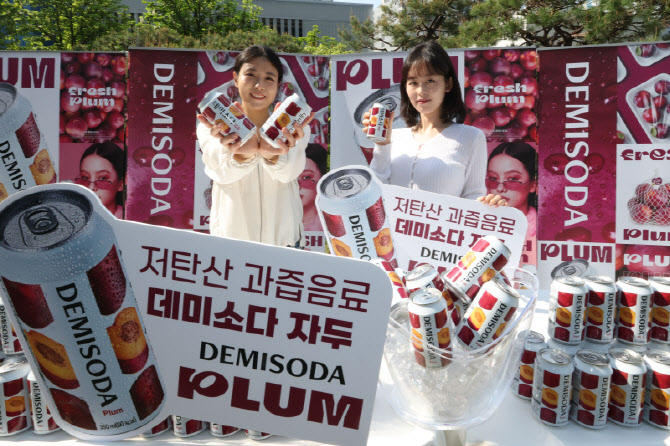 동아오츠카 4년만의 신제품 '데미소다 자두' 출시                                                                                                                                          