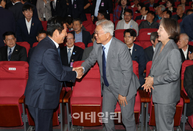판문점 선언 8주년 기념식, '인사하는 문재인-정청래'                                                                                                                                      