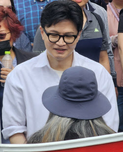 "타워팰리스 사는 X이!"...부산서 봉변당한 한동훈, 반응은?