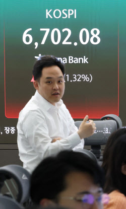 [속보]코스피 6700 돌파…최고점 경신