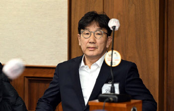 '통일교 1억 수수' 권성동, 2심서도 징역 2년…法 "헌법 침해"