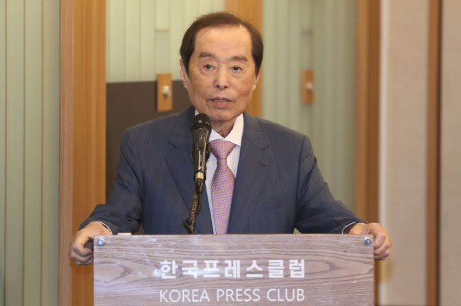 축사하는 김병준 국민대 명예교수                                                                                                                                                                   