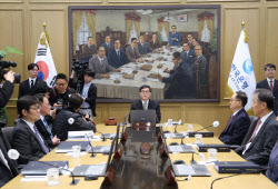 한은 금통위, 기준금리 7연속 동결… “중동 전쟁 파급력, 일단 지켜봐야”
