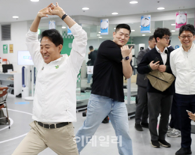  스트래칭하는 오세훈 후보                                                                                                                                                                         