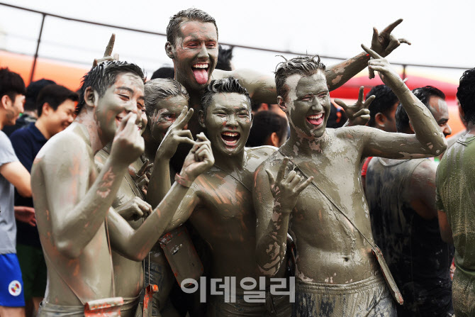 [올댓트래블] 탈춤, 고추장 요리, 수중 줄다리기…한국서만 즐길 수 있는 축제 만든다