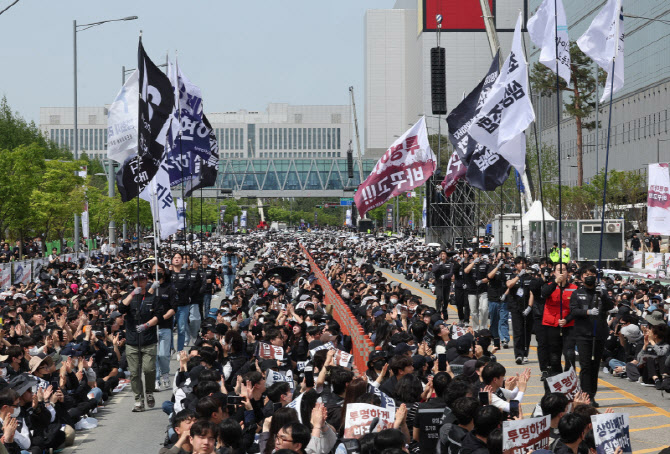 "45조 달라" 파업 압박…삼성전자 "생산 차질 없게 대응"