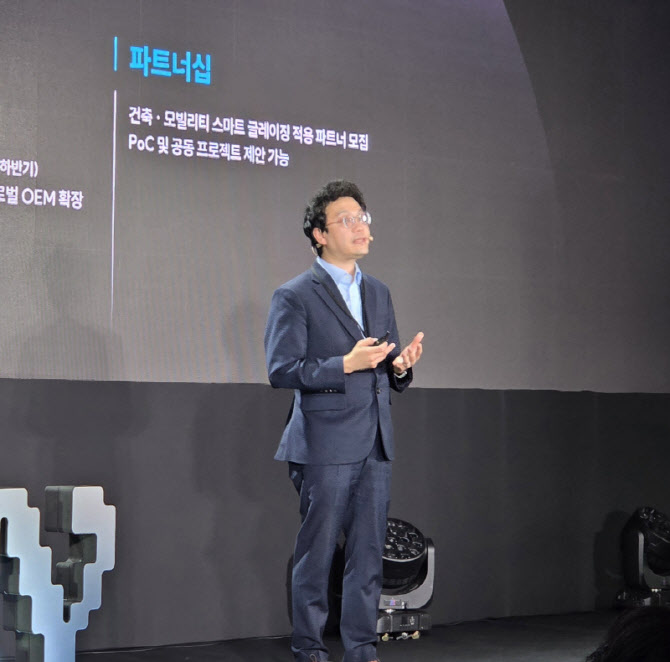 반도체 불량 잡는 AI 기업...디캠프 찾아 갔더니 매출 3배 '쑥' - 뉴스 썸네일 이미지