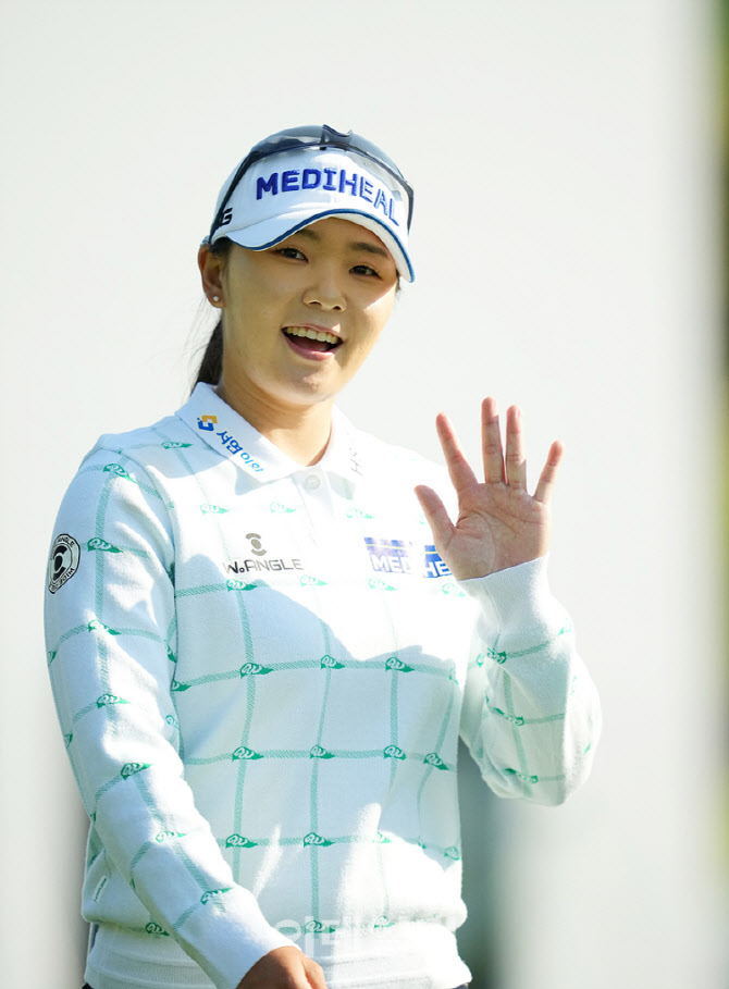 이다연,우승 향한 미소 손인사                                                                                                                                                                      