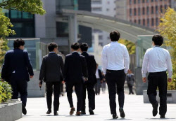기혼자만 챙겼다가…日 저출생 대책이 한국에 던지는 경고