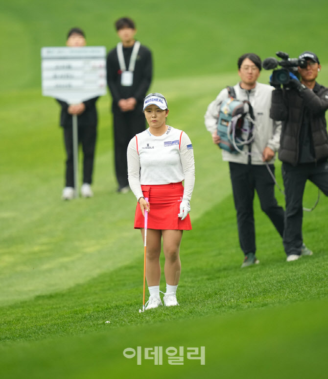 이다연,중앙을 바라본다                                                                                                                                                                            