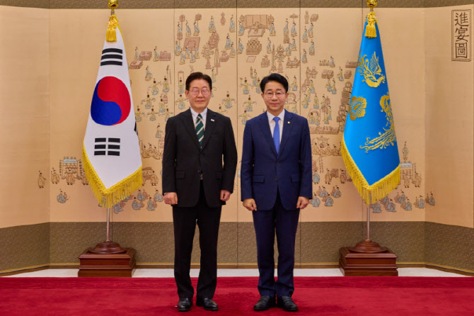''의장 출마'' 조정식 "대통령 정무특보 사임"…李대통령 "진심으...