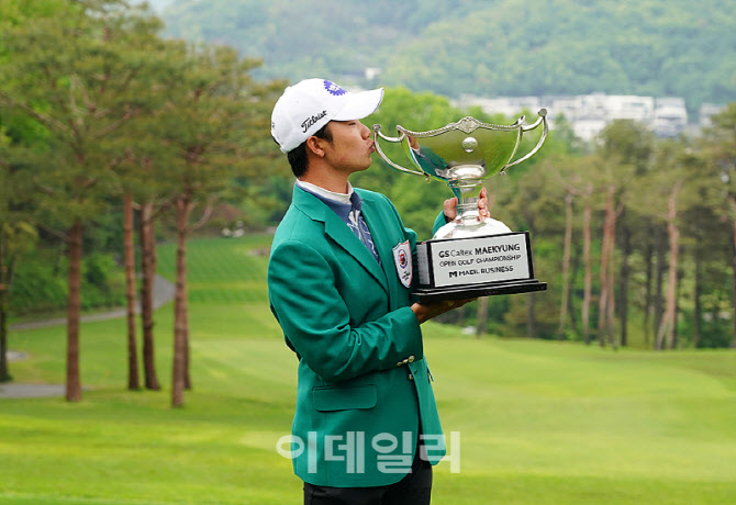  송민혁, 생애 첫 트로피 키스                                                                                                                                                                      