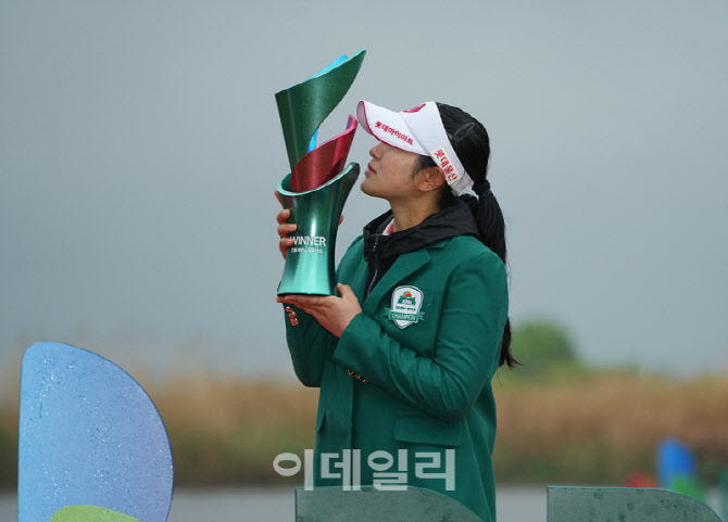 유현조,시즌 첫 우승 키스                                                                                                                                                                          