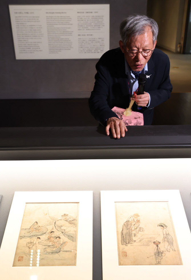 [포토] '단원 김홍도, 시대를 그리다' 작품 설명하는 유홍준 관장