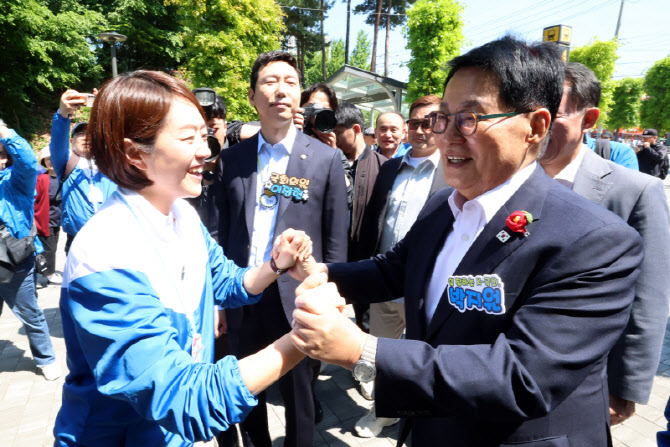 인사 나누는 박지원-고민정                                                                                                                                                                         