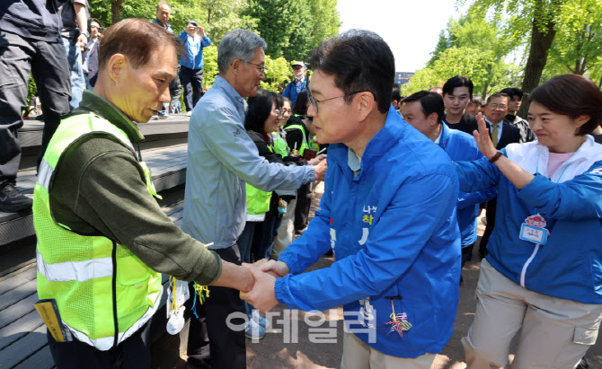 자원봉사자들과 인사 나누는 정원오 더불어민주당 서울시장 후보                                                                                                                                      