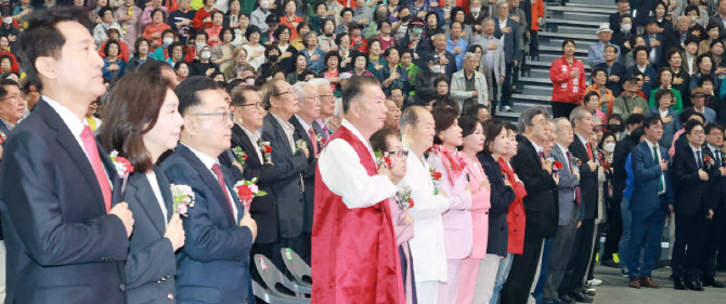 멀리 떨어져 국민의례하는 정원오-오세훈                                                                                                                                                            