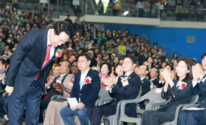 인사하는 오세훈 국민의힘 서울시장 후보                                                                                                                                                            