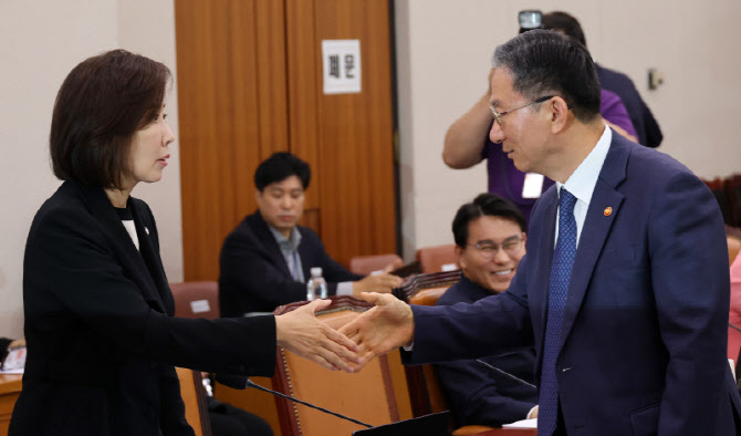 판사가 죽었는데 '경경악'이 먼저? 나경원-김동아 정면충돌