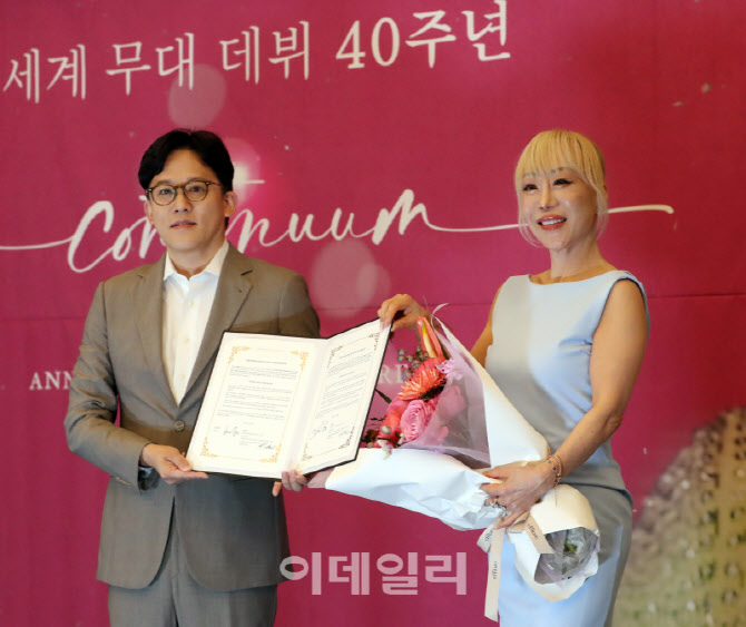 [포토] SM엔터테인먼트와 계약 체결한 조수미