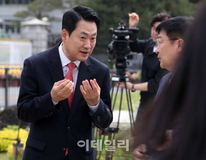  대화하는 장동혁 대표와 정점식 정책의장                                                                                                                                                           