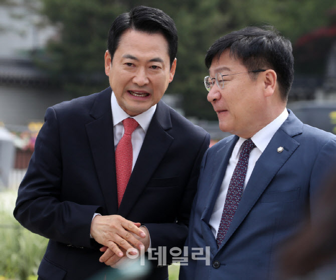  장동혁 대표와 정점식 정책의장의 대화                                                                                                                                                             