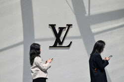 유럽 수출 효자의 배신…명품·자동차 안 팔린다