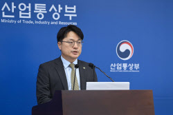 고물가 부담에 석유 최고가격 또 동결…폐지 시점 ‘고심’