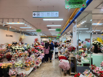 “꽃이 안 팔려 죽을 판”…고물가에 속 타는 5월 대목