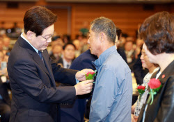 李대통령 “걱정 없는 노후 보장”…115만개 노인 일자리 추진