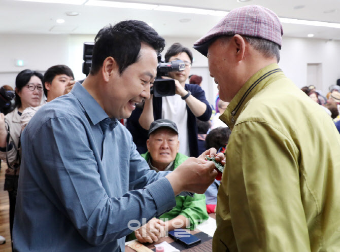  카네이션 달아드리는 장동혁 대표                                                                                                                                                                  