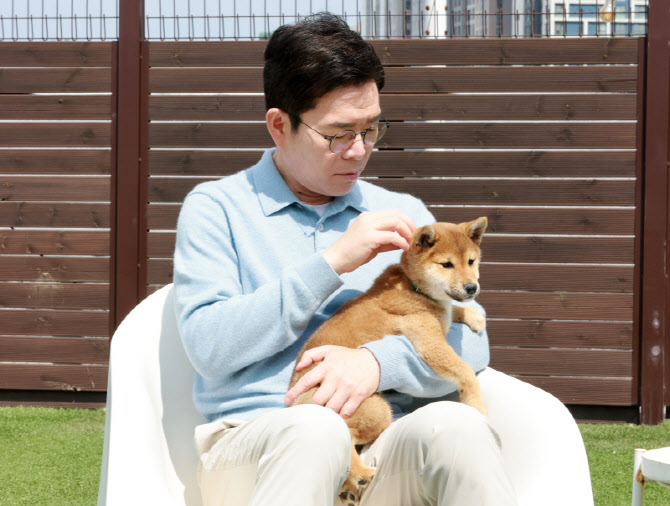 강아지 쓰다듬는 정원오 더불어민주당 서울시장 후보                                                                                                                                                 
