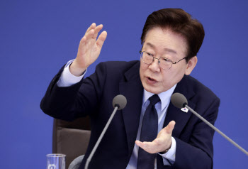 李대통령 "'사실상 갭투자 허용' 주장은 억까"