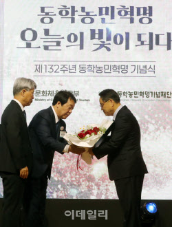 [포토] 동학농민혁명 신규 유족 통지서 전달                                                                                                                                                               