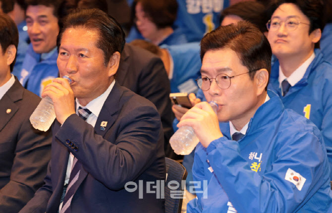 서울 공천자대회, '물 마시는 정청래-정원오'                                                                                                                                              