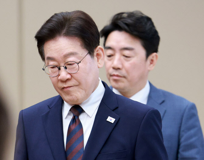 李 ‘약탈적 금융’ 직격에…하나은행도 장기연체채권 매각 검토