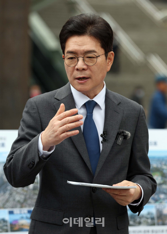 G2 공약 발표, '취재진 질문에 답하는 정원오'                                                                                                                                             