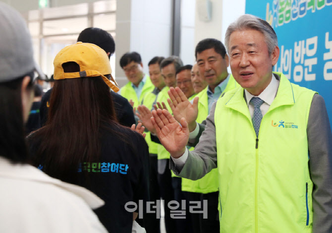 [포토] '농심천심' 대학생 봉사단 격려하는 강호동 농협회장