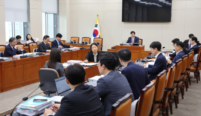 저가 합병 막는다…‘공정가액 도입’ 법안, 정무위 소위 통과