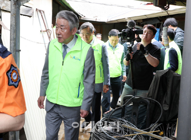  농가 봉사현장 둘러보는 강호동 농협 회장                                                                                                                                                          