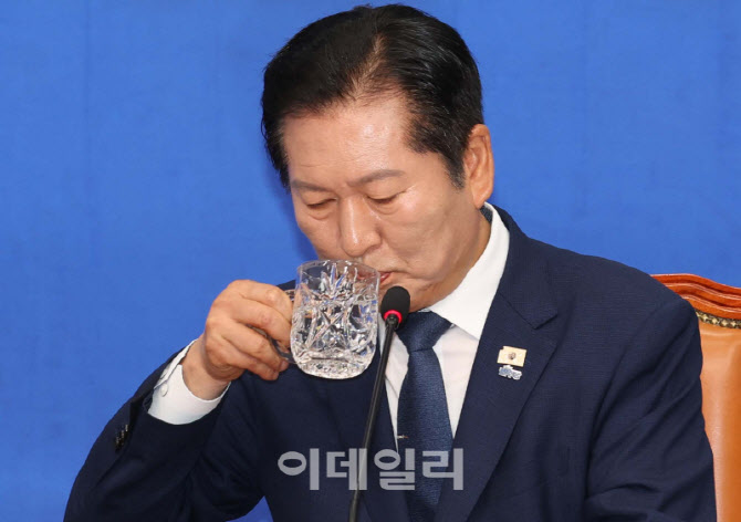 기자회견, '물 마시는 정청래 대표'                                                                                                                                                       