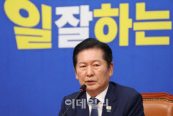[포토]기자회견, '질문에 답하는 정청래 대표'                                                                                                                                                   