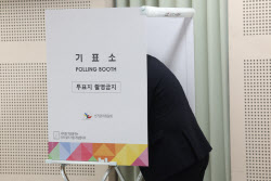"참관하겠다"며 투표소 무단칩입한 20대 유튜버, 벌금 50만원