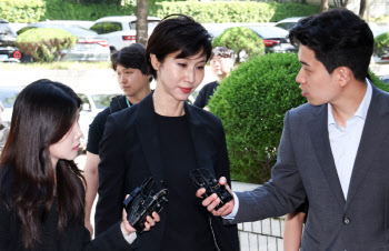 노소영, 재산분할 파기환송심 조정기일 출석…최태원 불출석