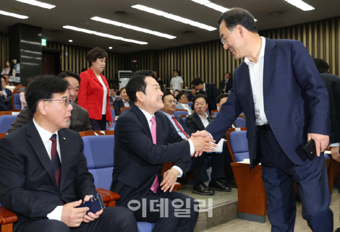 '악수하는 장동혁-주호영'                                                                                                                                                                