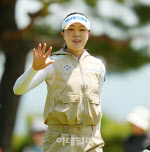 [포토]최정원,승리 위한 손인사