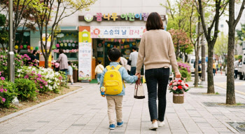 아이 등원가방에 몰래 스벅카드…"스승의 은혜, 챙겨도 안챙겨도 걱정"